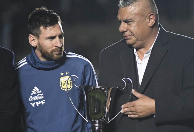 Lionel Messi junto al presidente del fútbol argentino, Claudio Tapia | AFP
