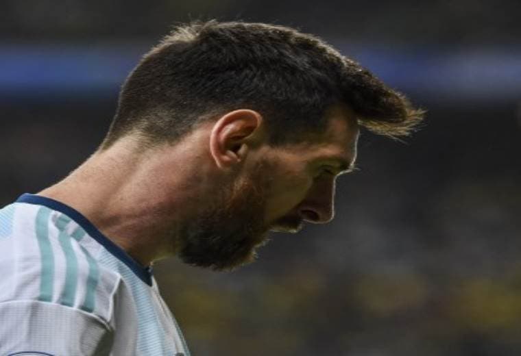 Messi a lo Maradona despierta polémica en Argentina