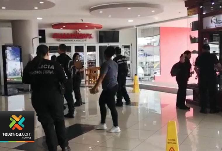 Policía de Control Fiscal realiza intervenciones en locales comerciales del Mall San Pedro