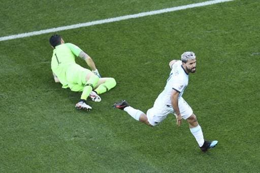Sergio Agüero bate al portero chileno Gabriel Arias en partido por el tercer lugar de la Copa América 2019 | AFP
