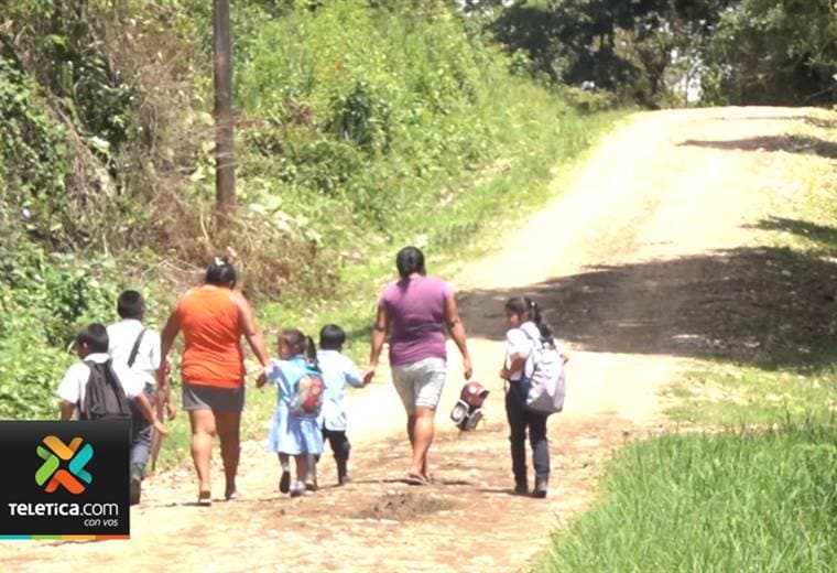 Indígenas costarricenses Ngäbes son rechazados en centros de salud y educación por no tener cédula