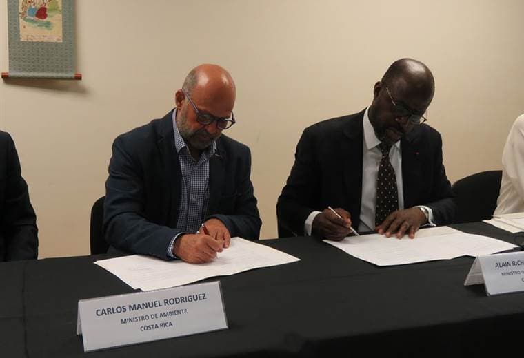 Costa Rica firma acuerdo de cooperación con Costa de Marfil para combatir crisis climática