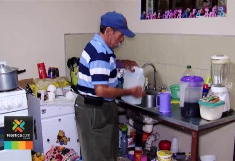 Vecinos de Barrio Cuba están cansados por el constante faltante de agua potable