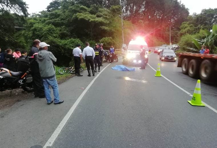 Ciclista pierde la vida tras impactar contra barrera divisoria en Cartago