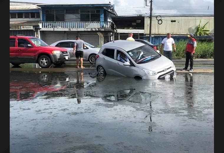 Vídeo: Vehículo en que viajaba diputada Marolin Azofeifa cayó en hueco con agua negras en Limón
