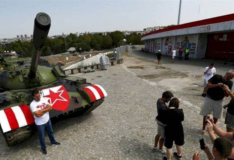 Tanque frente al estadio del Estrella Roja de Belgrado enfada en Croacia