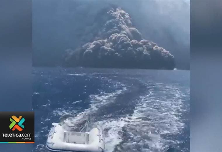 Paseo marítimo en Italia por poco se convierte en tragedia para turistas tras erupción volcánica