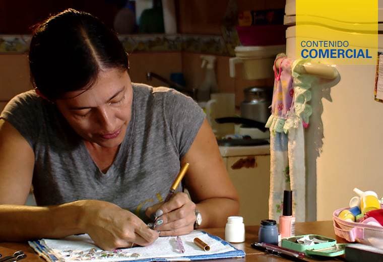 Amor de madre: jefa de hogar de Alajuelita saca adelante a su familia pintando uñas