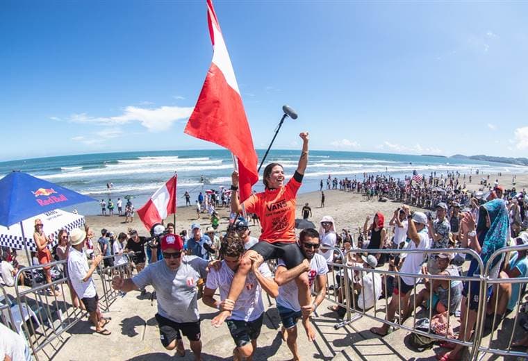 Peruana Sofía Mulanovich otra vez campeona mundial de surf, 15 años después