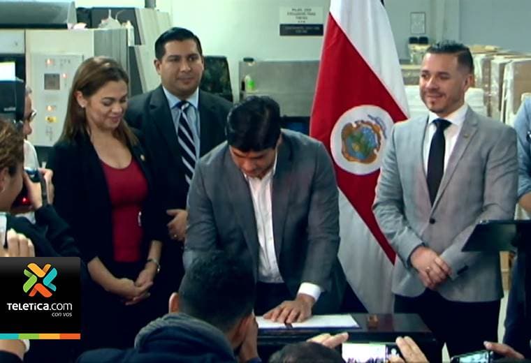Presidente Carlos Alvarado firmó la nueva Ley de Educación Dual este jueves