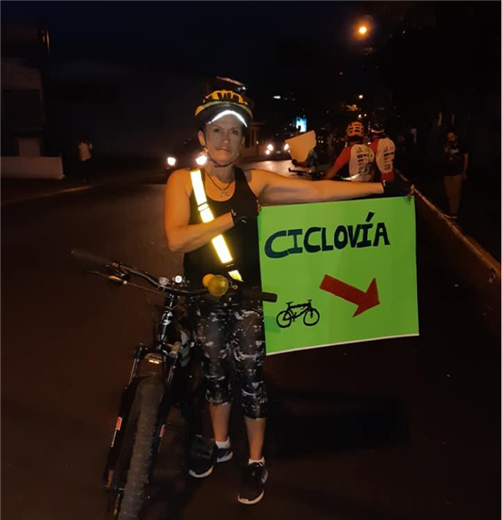Ciclistas forman ciclo vía humana como protesta  