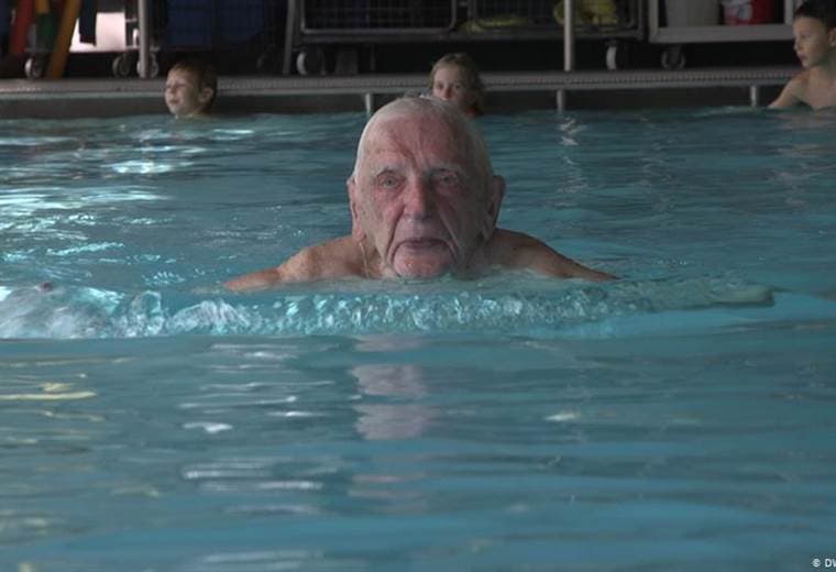 Un berlinés que ha sobrevivido a dos guerras mundiales le enseña a nadar a los niños