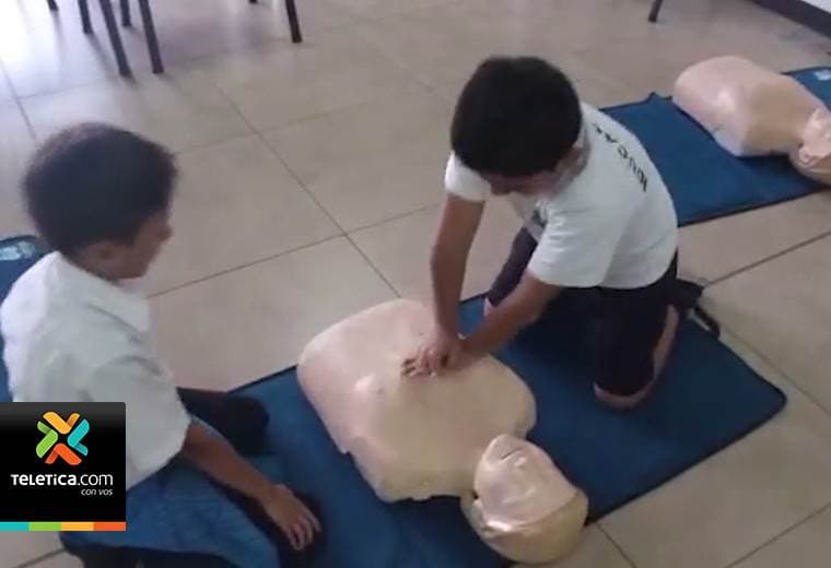 81 niños y 15 educadores se capacitaron para salvar vidas en curso de primeros auxilios