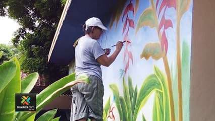 Artista de 71 años de edad pinta murales en Guanacaste
