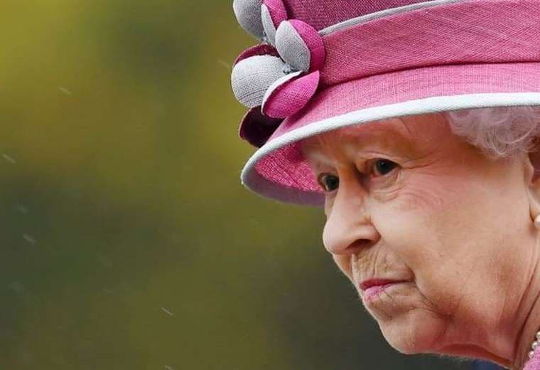 Reina Isabel II promete tomar muy en serio acusaciones de racismo de Enrique y Meghan