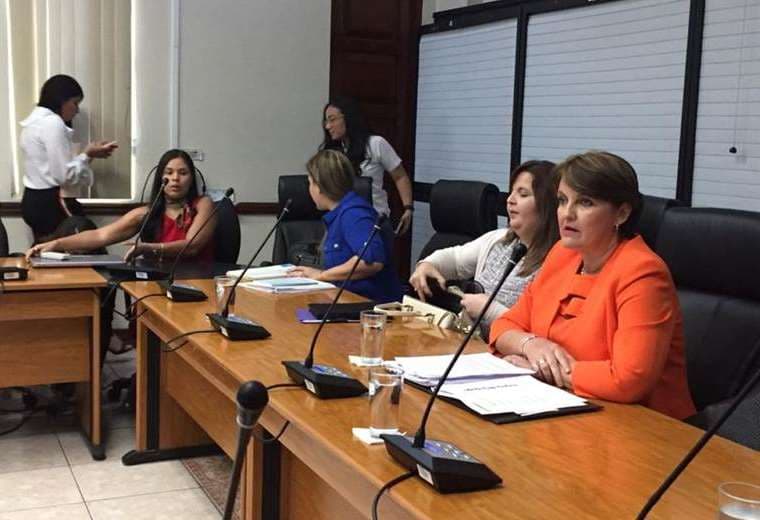 Diputados lamentan que Patricia Vega esperara muerte de otro menor para renunciar al PANI
