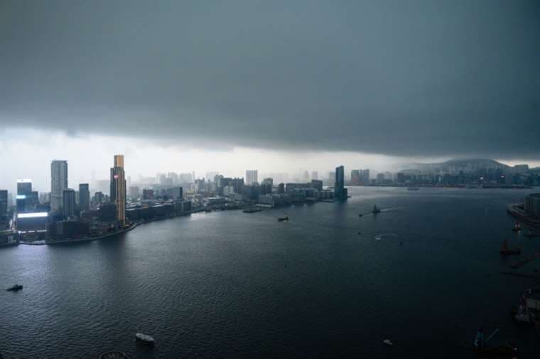 Hong Kong paraliza vuelos y cierra escuelas por el tifón Saola
