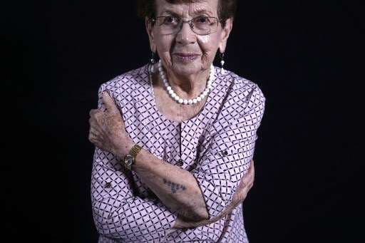 Batcheva Dagan, sobreviviente del holocausto, muestra el tatuaje con el marcaban a los prisioneros de Auschwitz. AFP