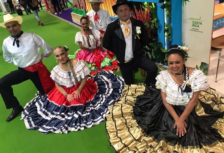Bailes típicos en feria de turismo invitan a madrileños a visitar nuestro país 