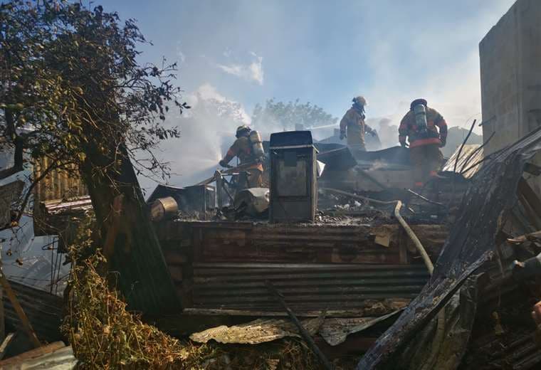 Falta de agua complicó combate a fuego que consumió cinco viviendas en Los Guido