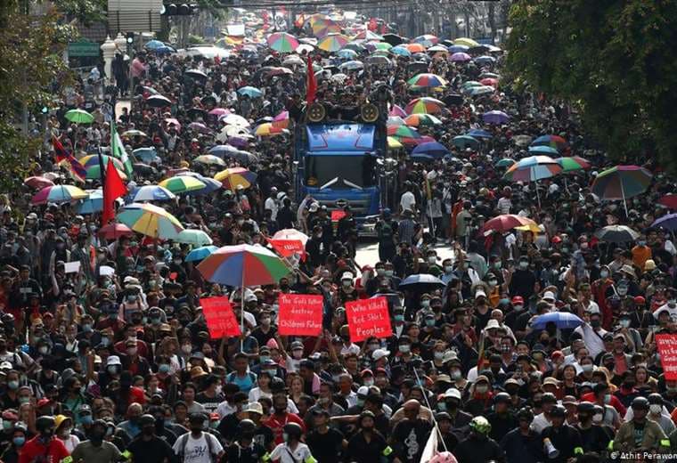 Miles de manifestantes vuelven a las calles de Bangkok