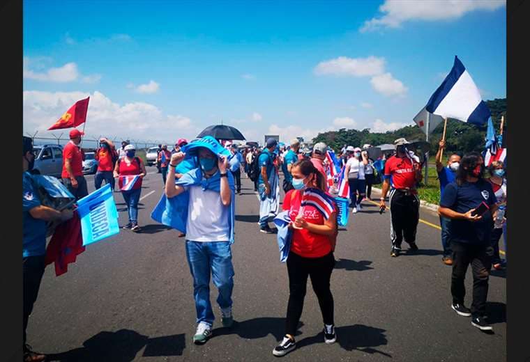 Manifestantes bloquean cruce frente al Juan Santamaría