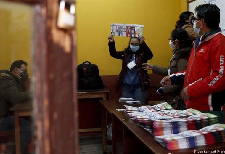 Cierran colegios electorales en Bolivia y empieza escrutinio