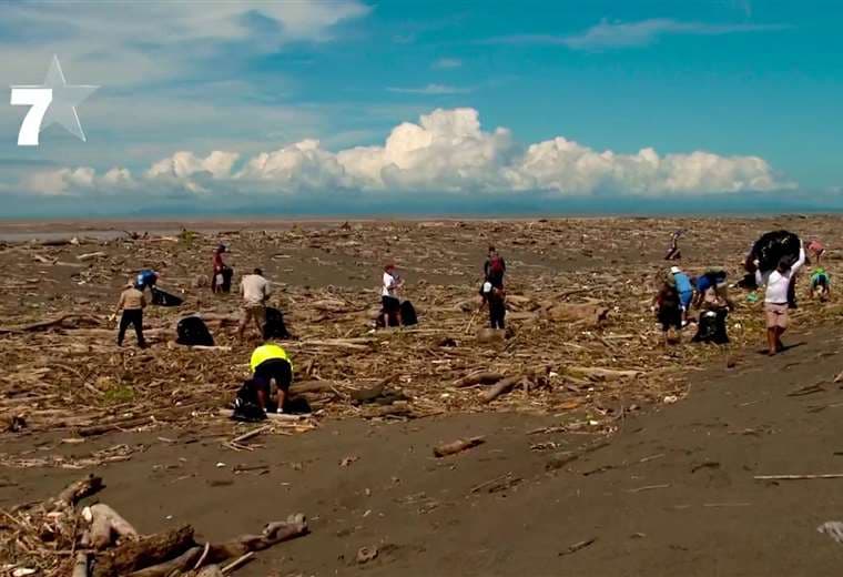 Pescan plástico en río Tárcoles a cambio de víveres