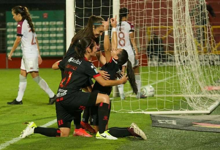 Alajuelense golea a Saprissa en el clásico del fútbol femenino
