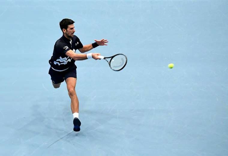 Djokovic sobrevive en un Abierto de Australia que pasa a puerta cerrada