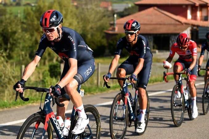 Andrey Amador hace reír a Chris Froome en la Vuelta a España