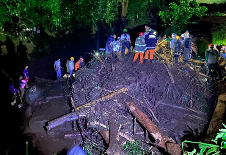 Seis muertos y 35 desaparecidos por deslave en El Salvador