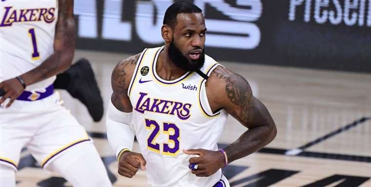 LeBron reina con 46 puntos y triunfo de Lakers en regreso a Cleveland
