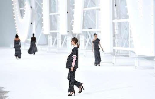 Luces, cámara, acción: Chanel vuelve a desfiles con mayúsculas