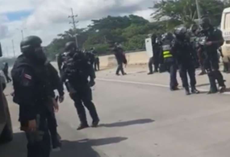 Policía lanza gases para abrir paso por ruta Cañas-Liberia