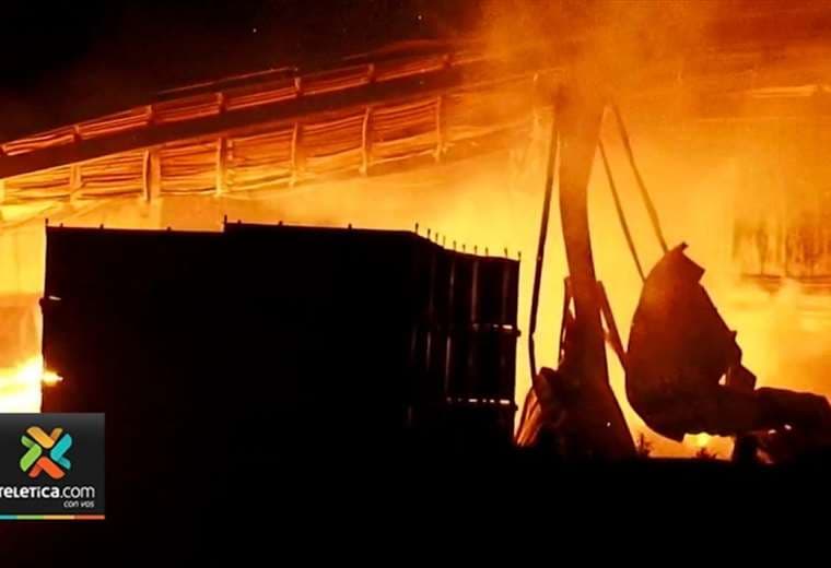 Bomberos tardarán al menos 12 horas en extinguir incendio en Sarapiquí
