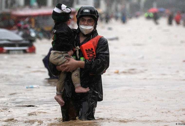 Unos 39 muertos y 22 desaparecidos deja tifón Vamco en Filipinas