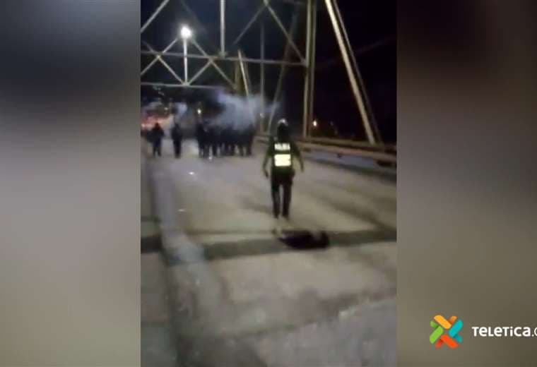 Video: Policía recurre a gas para levantar bloqueo en Palmar 