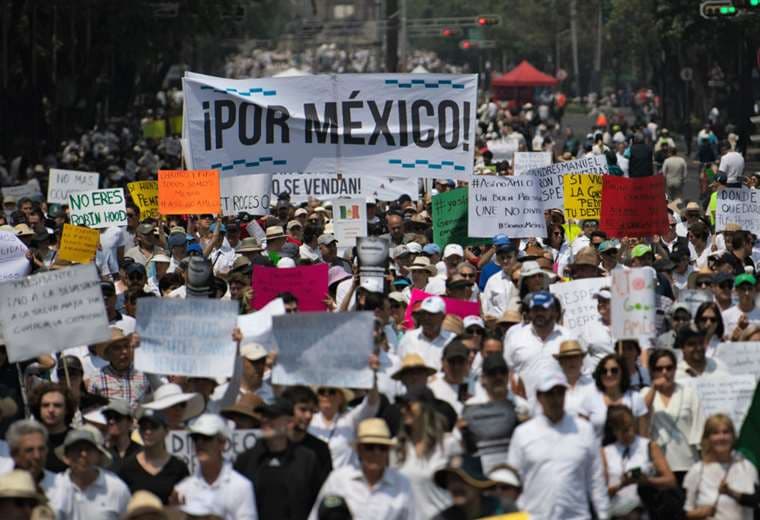 Miles piden renuncia de López Obrador por gestión de pandemia 