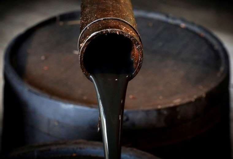 Precio del petróleo cae golpeado por nuevas restricciones sanitarias