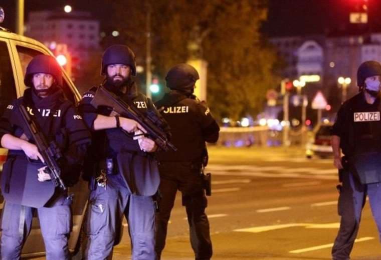 Ataque en Viena: al menos 2 muertos y varios heridos en "repulsivo atentado terrorista"