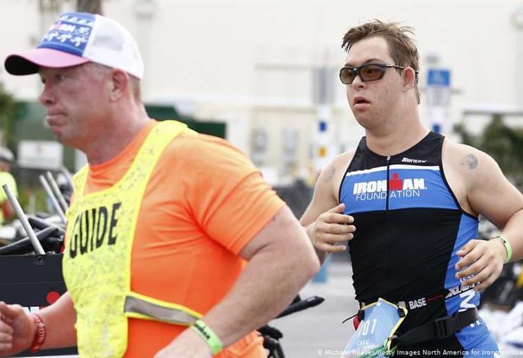 Chris Nikic: primer atleta con síndrome de Down en completar un Ironman