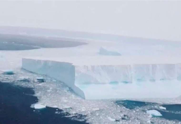 Logran impresionantes imágenes del iceberg más grande del mundo