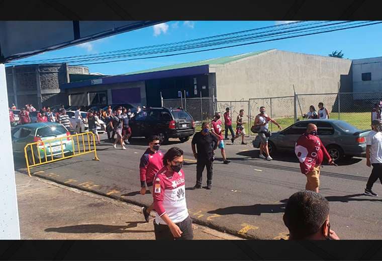Video: Afición morada invade las afueras del Ricardo Saprissa
