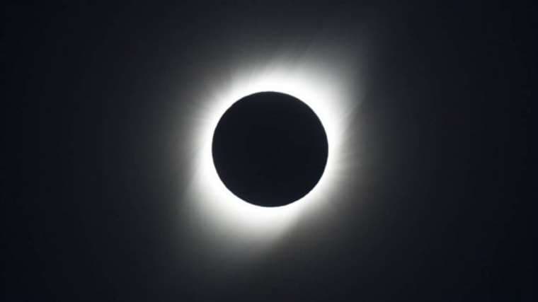 Pese al COVID-19, miles de turistas viajan a ver eclipse solar en Chile