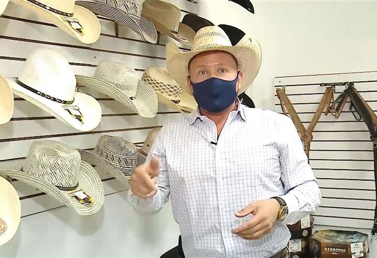 Comentarista taurino Michael Bleak se lanzó a duelo de moda vaquera