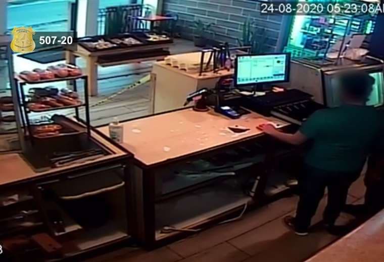 Ladrón amenaza con puñal a una mujer y le roba en panadería de Cariari