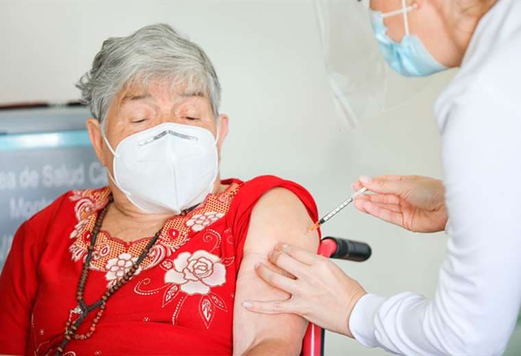 Elizabeth Castillo de 91 años recibe primera vacuna contra COVID-19 en Costa Rica