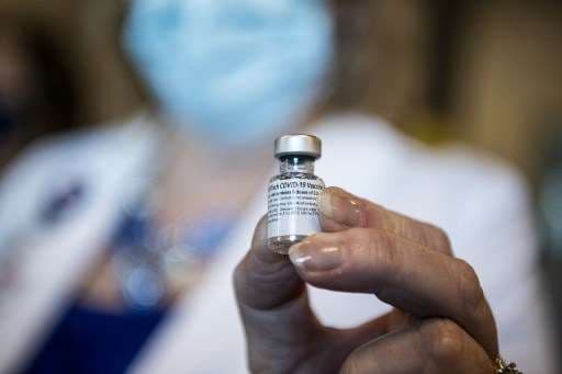 Vacuna anticovid adaptada a Ómicron estará lista en marzo, dice jefe de Pfizer