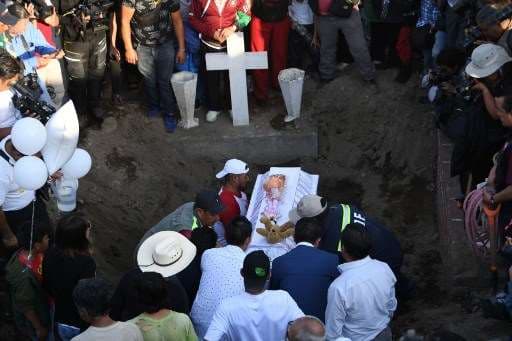 Miles despiden a niña asesinada en México mientras mujeres protestan
